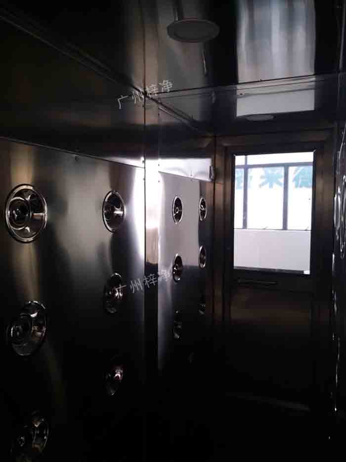 門禁刷卡風(fēng)淋室內(nèi)結(jié)構(gòu)整個(gè)產(chǎn)品外形板材采用304不銹鋼板材沖壓成型，防銹、堅(jiān)固耐用