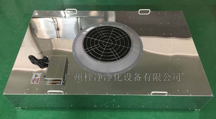 不銹鋼FFU廣泛應(yīng)用于電子、醫(yī)藥、生物工程、食品、化妝品等行業(yè)，如半導(dǎo)體生產(chǎn)線、藥品生產(chǎn)車間、實驗室、手術(shù)室等，為各類潔凈室提供穩(wěn)定的空氣潔凈度保障。