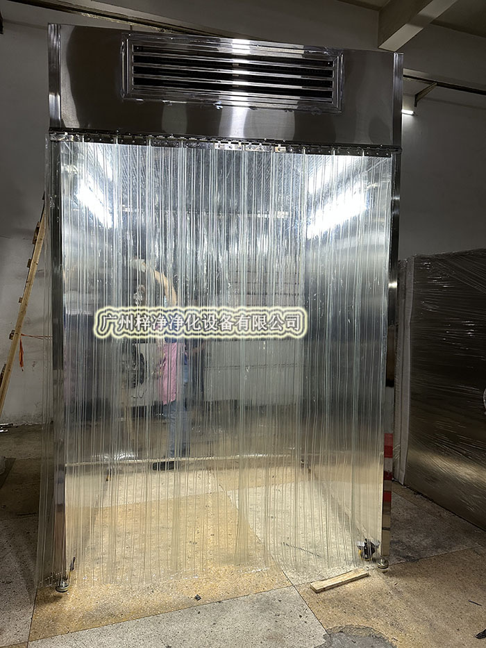 潔凈采樣車工作原理是從室內(nèi)空氣經(jīng)過(guò)初效過(guò)濾器、高效過(guò)濾器出風(fēng)的形式達(dá)到高潔凈度的工作環(huán)境，是一種垂直流局部空氣凈化裝置。