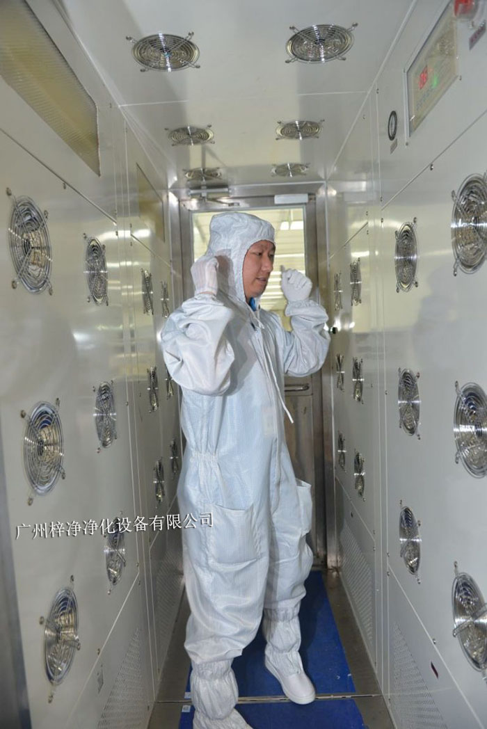 進入風淋室前，請確保穿著符合要求的潔凈服，包括帽子、口罩、鞋套等。