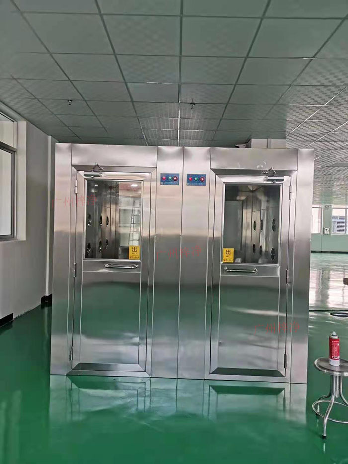 風淋室主要功能是確保工作人員在進入潔凈區(qū)前，通過吹淋去除身上的塵埃和微粒。