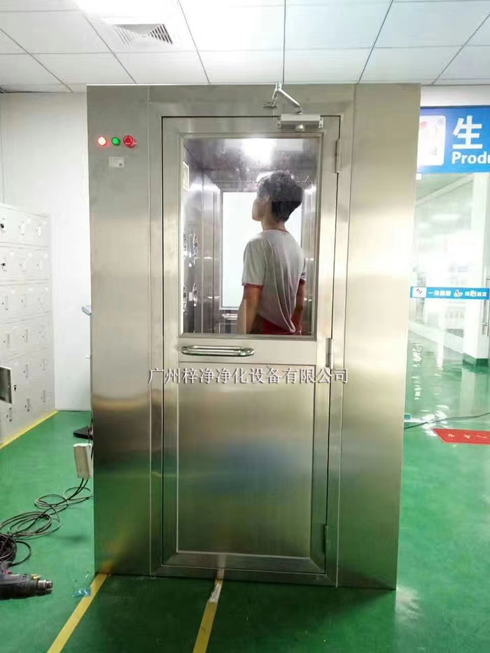 在使用前，應(yīng)仔細(xì)檢查風(fēng)淋室是否處于正常工作狀態(tài)，包括電氣系統(tǒng)、風(fēng)機(jī)、風(fēng)速、風(fēng)淋室門等。