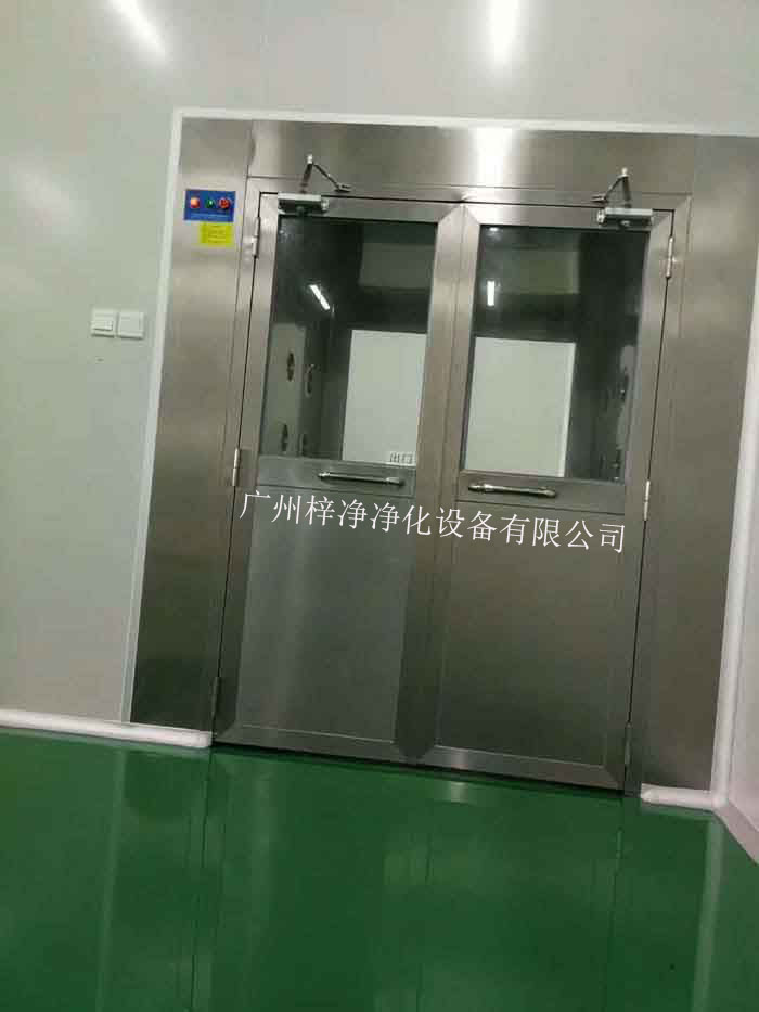 風淋室能有效降低工作人員帶入的塵埃和污染物，保證潔凈室內的空氣質量。