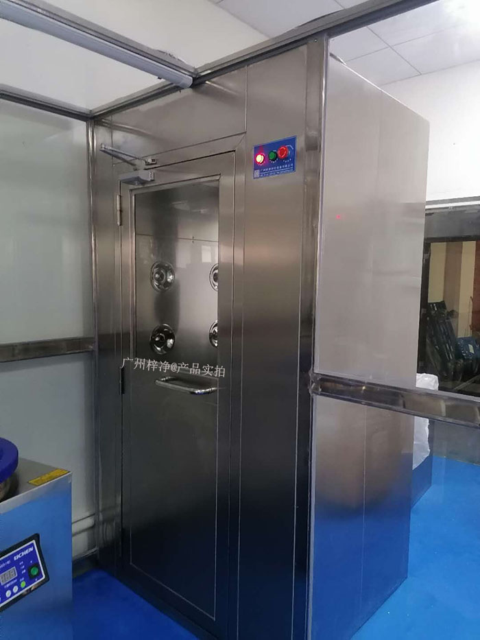 實驗室中的實驗往往對環(huán)境要求極高，風淋室的使用可以有效減少實驗過程中的污染，保證實驗結果的準確性