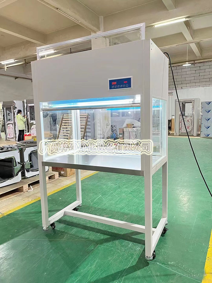 潔凈工作臺的尺寸應(yīng)根據(jù)操作人員的需求而定，形狀一般采用矩形或圓形，便于操作。