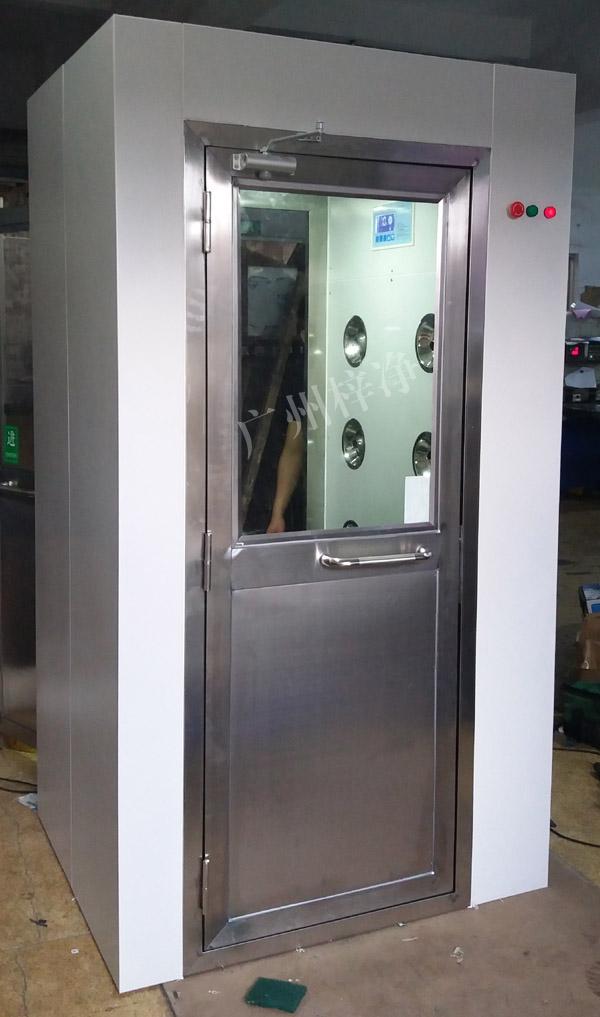 1200型風(fēng)淋室是進(jìn)入潔凈室所必需的通道，可以減少進(jìn)出潔凈室所帶來的污染問題。
